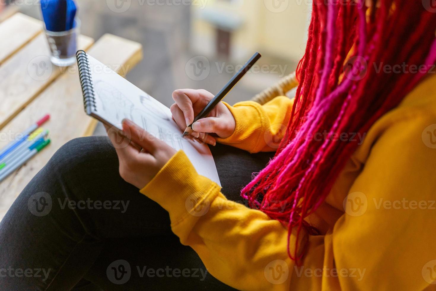 concepto de nómada digital. chica independiente que trabaja de forma remota en una computadora portátil en un café, coworking. foto