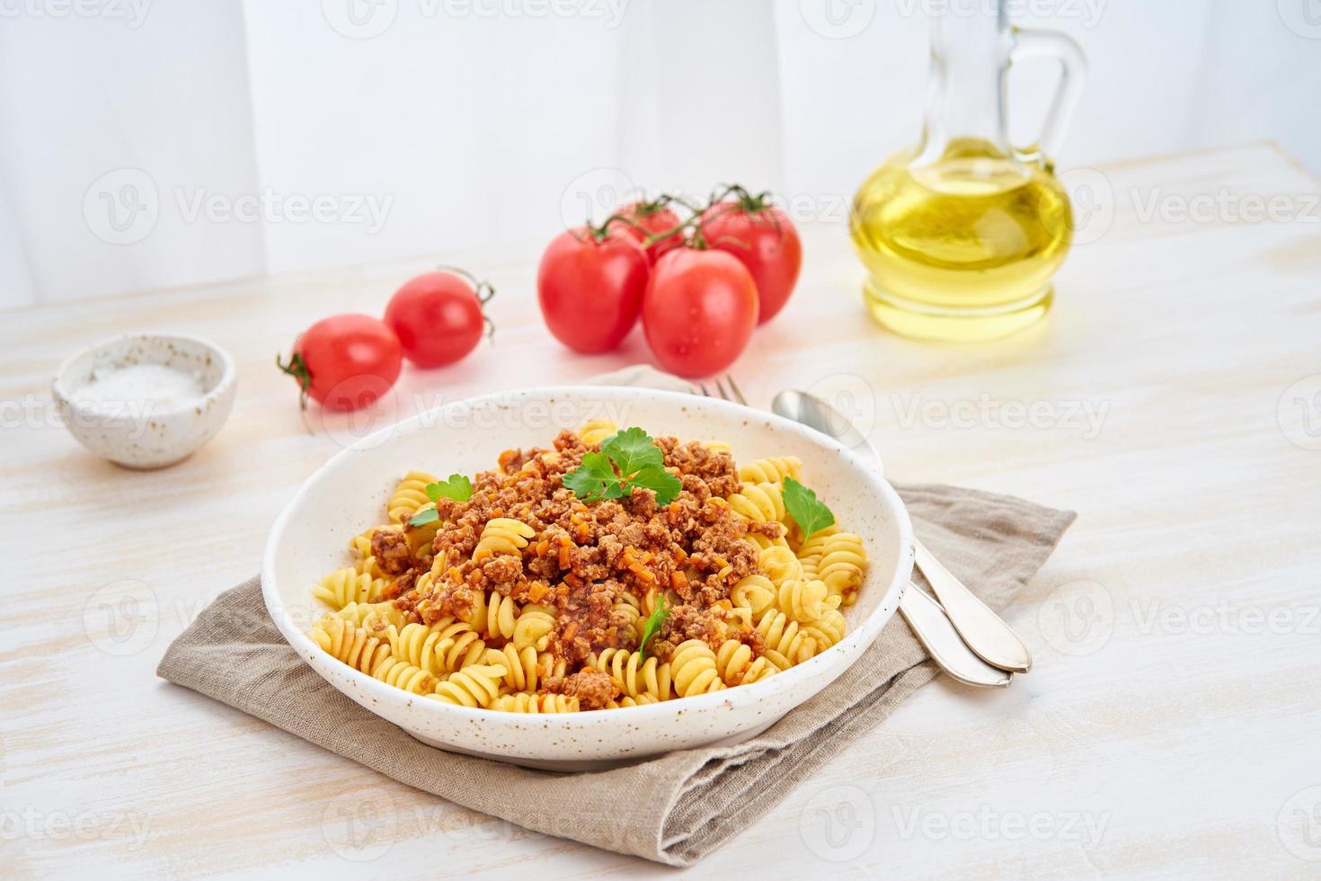 pasta boloñesa. fusilli con salsa de tomate, ternera picada molida. cocina tradicional italiana foto