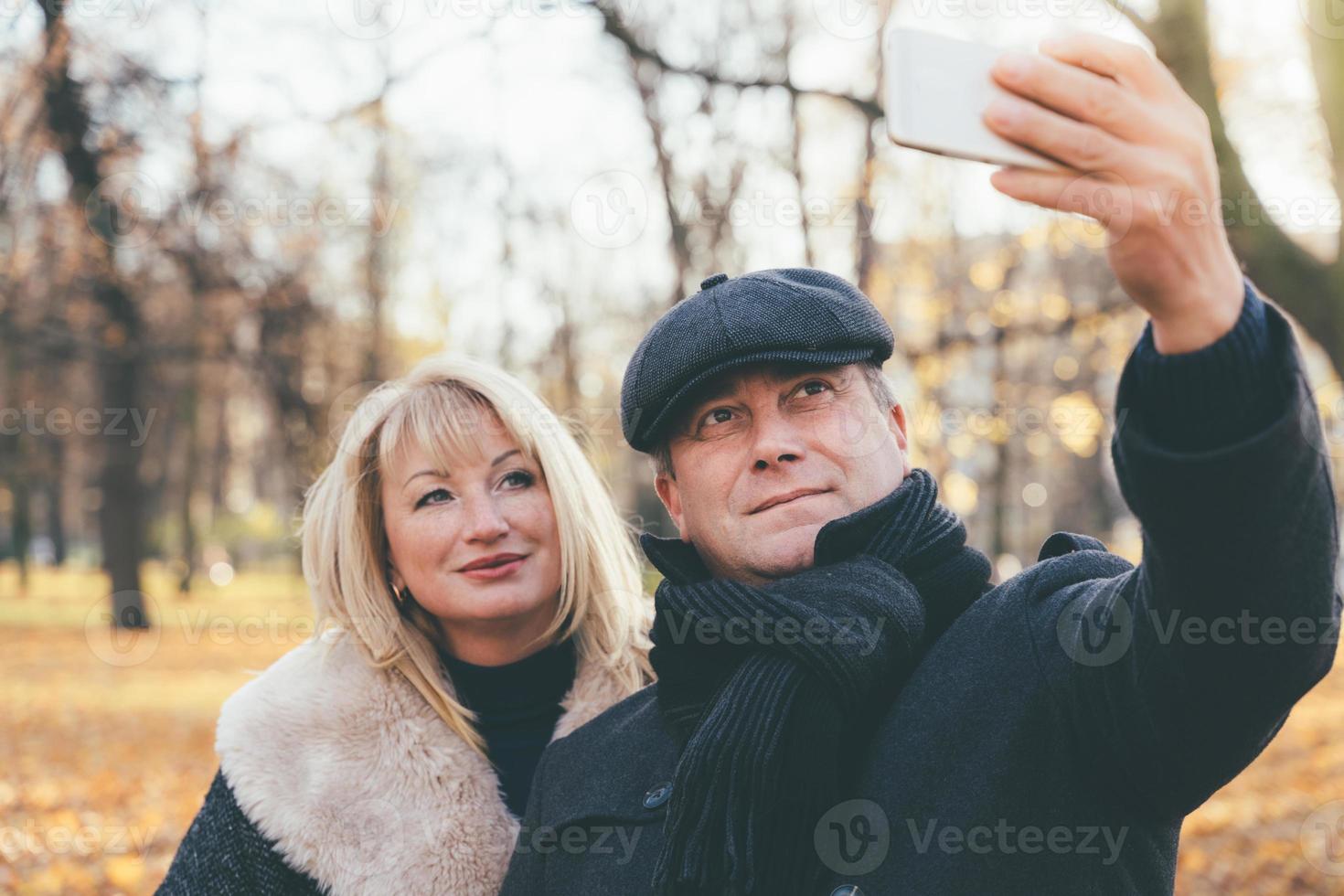 mujer madura rubia feliz y guapo hombre moreno de mediana edad foto