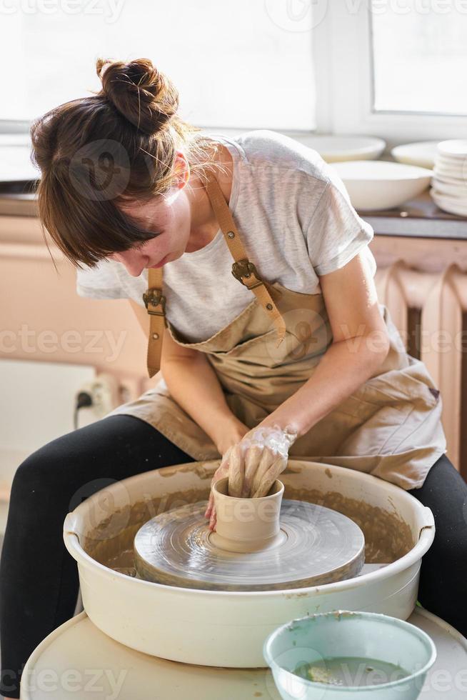 mujer independiente, negocios, hobby. mujer haciendo cerámica foto