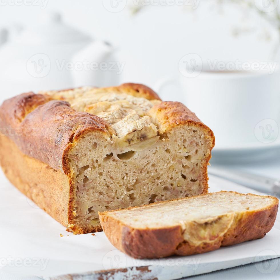 pan de plátano, rebanada de pastel con plátano, vista lateral, primer plano. el desayuno de la mañana foto