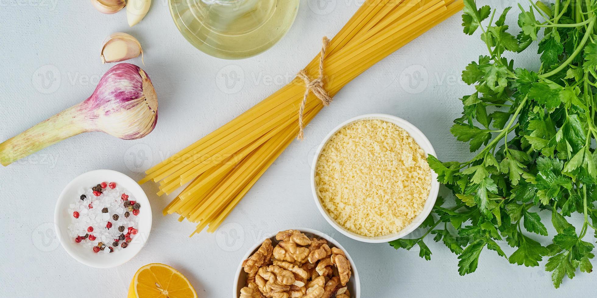 receta paso a paso. pasta al pesto, bavette con nueces, perejil, ajo, nueces foto