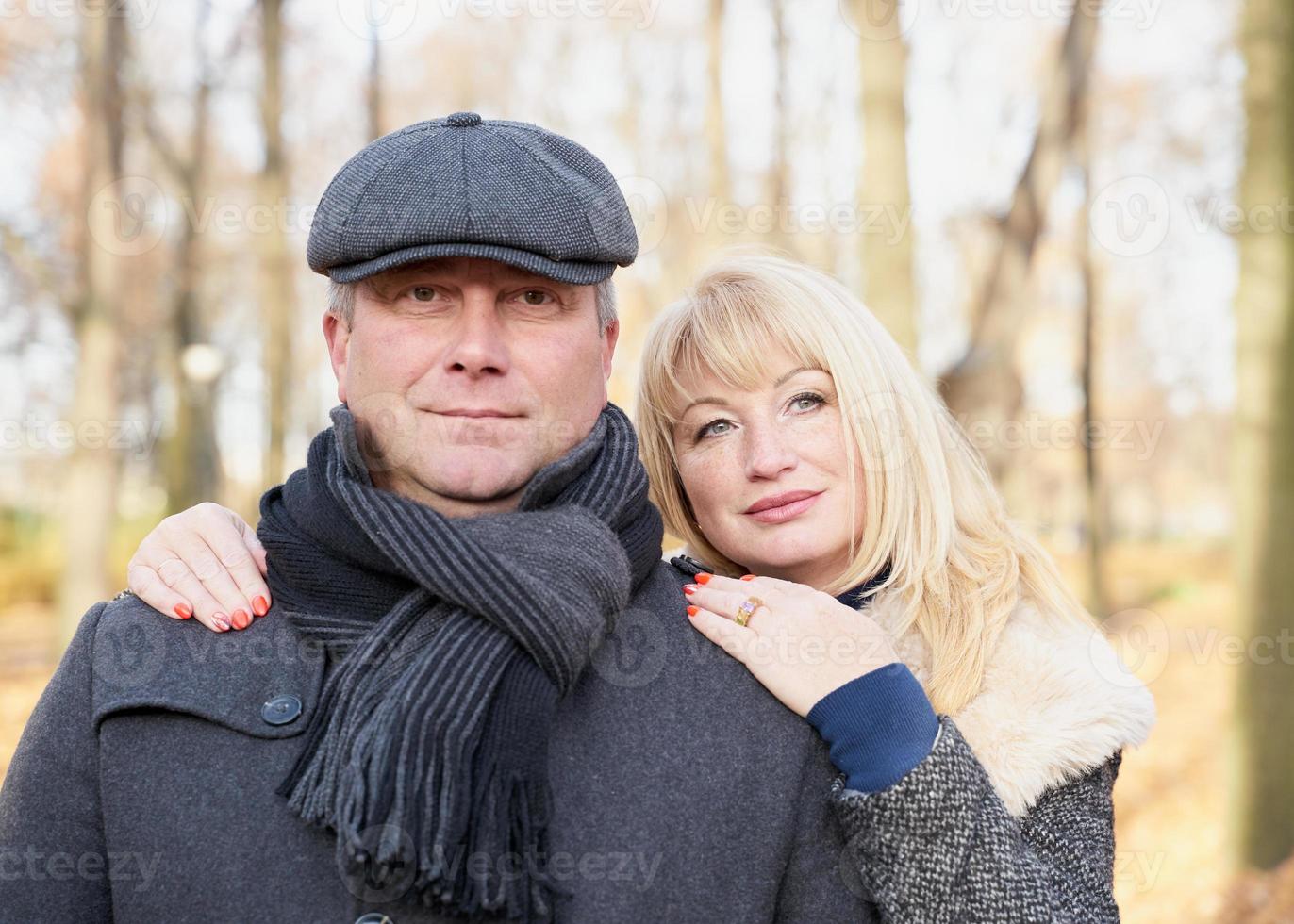 mujer madura rubia feliz y guapo hombre moreno de mediana edad foto