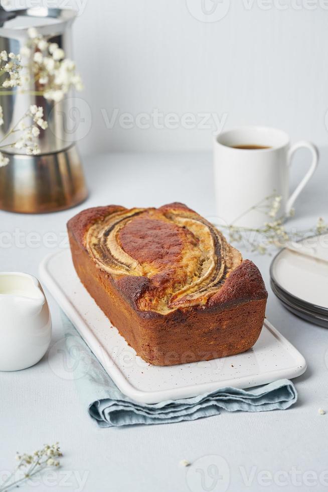 pan de plátano entero. pastel con plátano, cocina americana. vista lateral, verticales foto