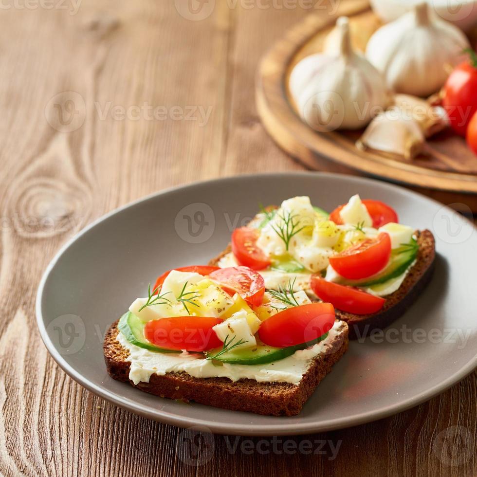 smorrebrod - bocadillos daneses tradicionales. pan de centeno negro con huevo cocido foto