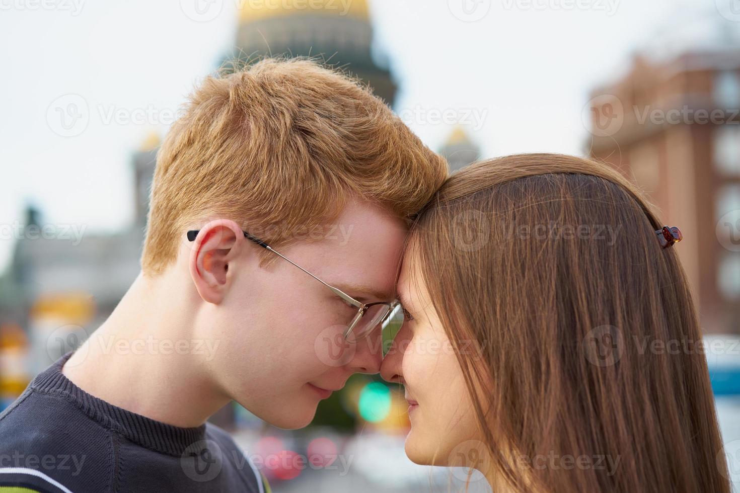 hombre y mujer mirándose, pareja joven llena de amor foto