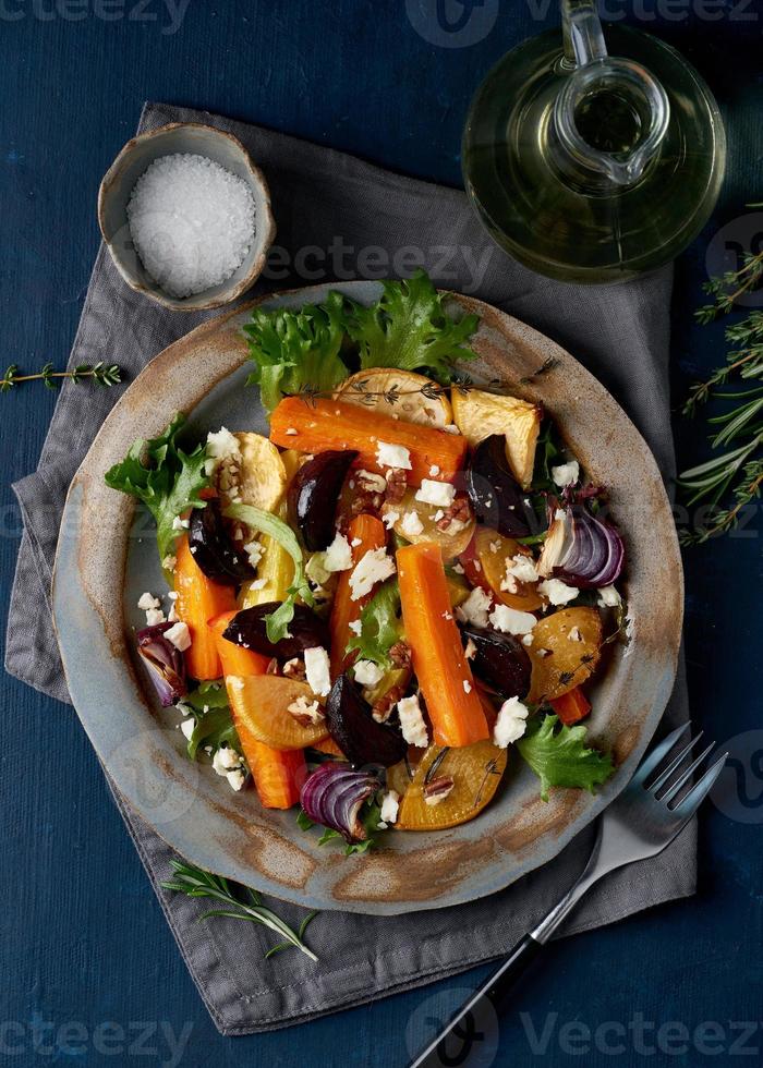 Ensalada vegetariana con queso ricotta, verduras asadas al horno, dieta keto cetogénica foto