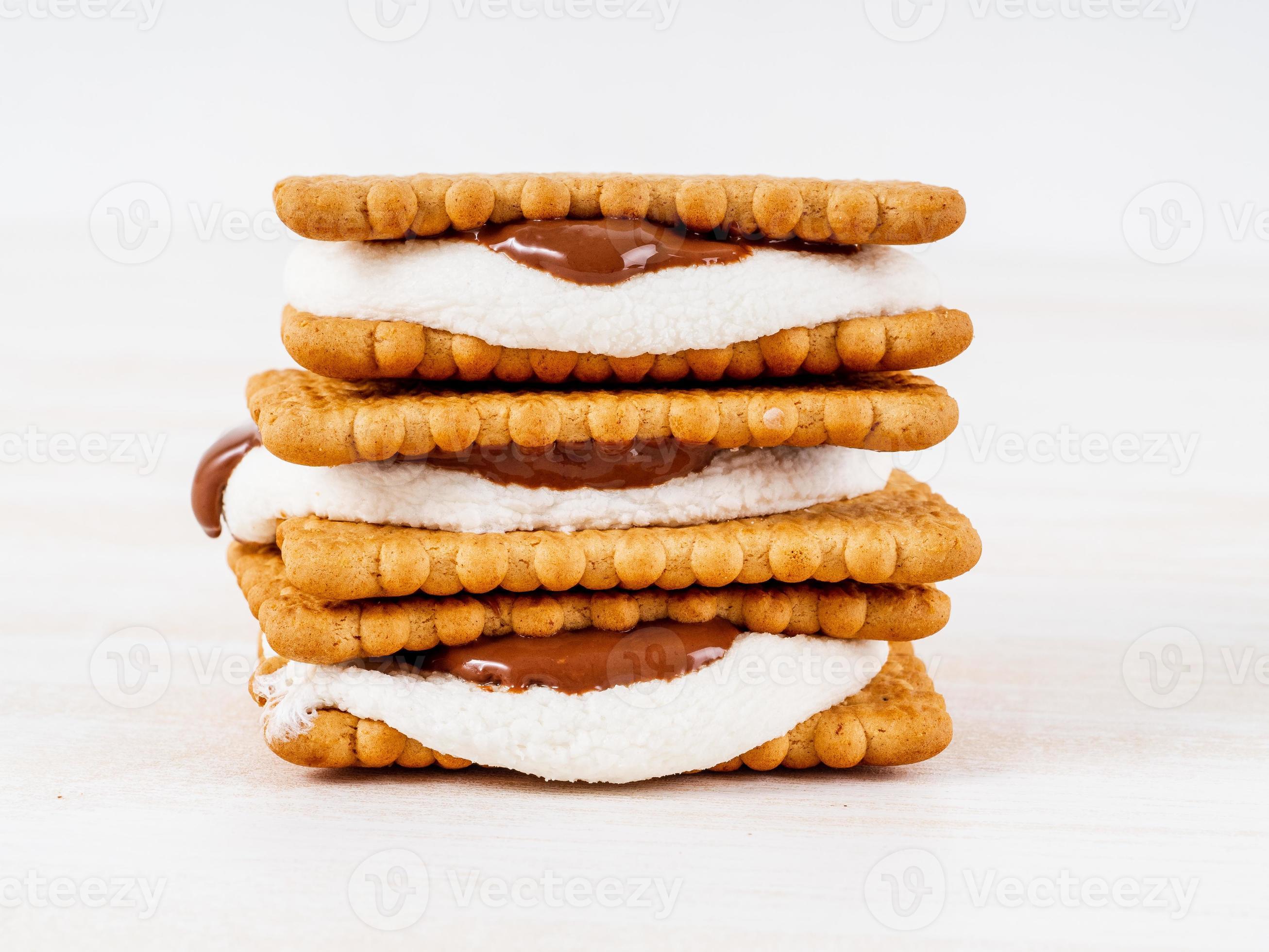 Smores, marshmallow sandwiches traditional American sweet chocolate