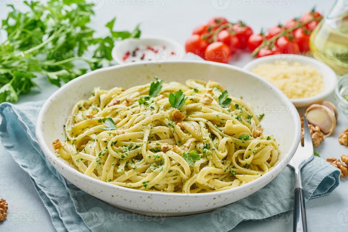 receta paso a paso. pasta al pesto, bavette con nueces, perejil foto