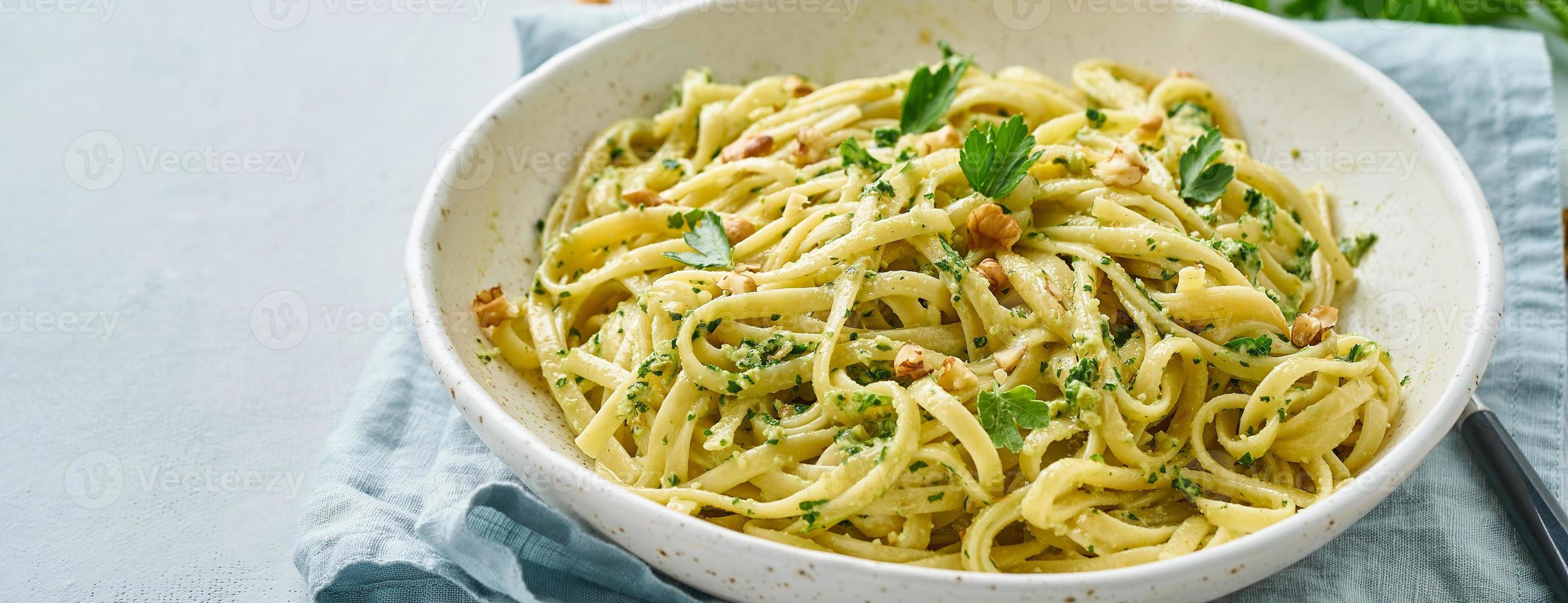 receta paso a paso. pasta al pesto, bavette con nueces, foto