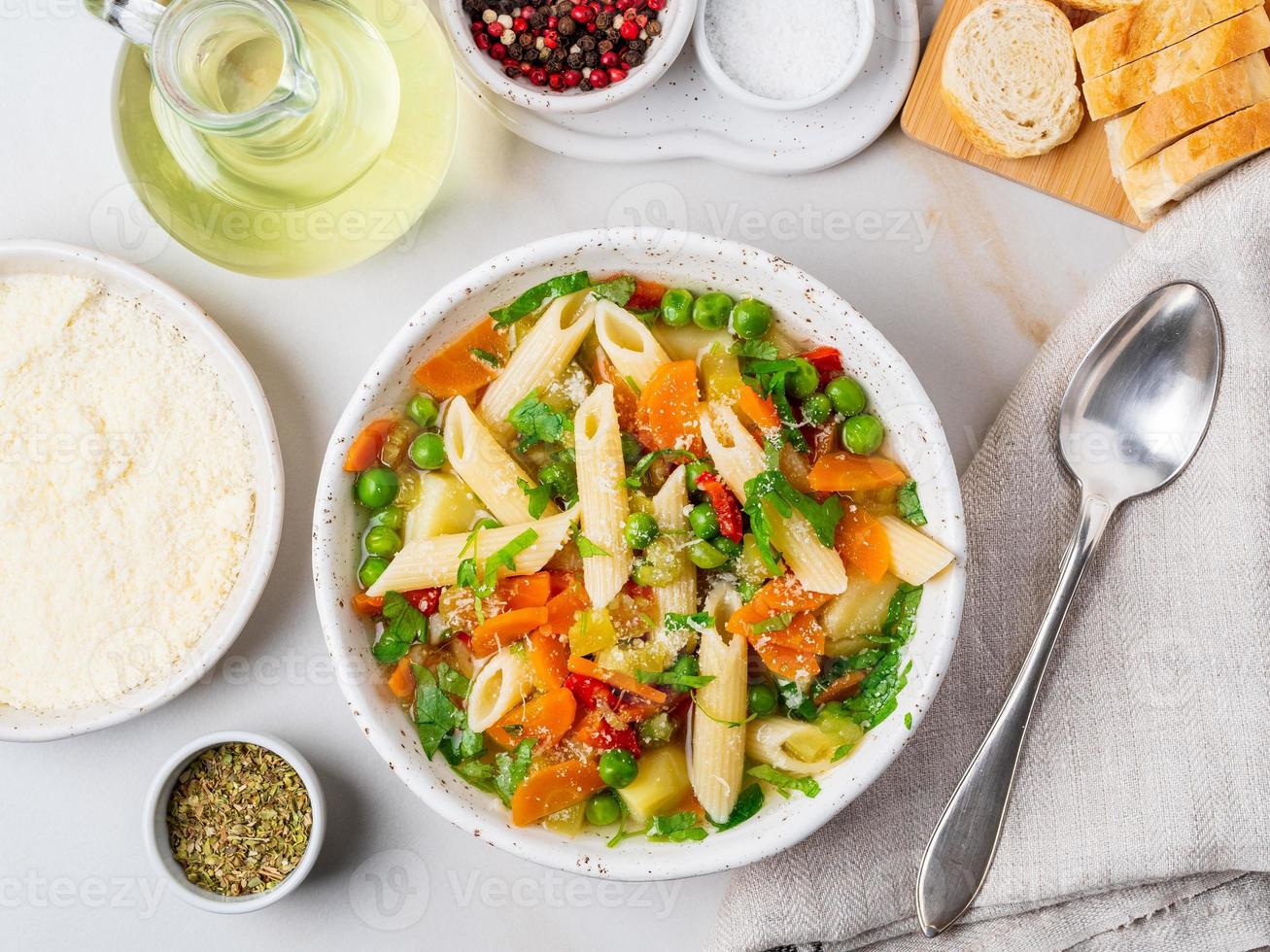 sopa de verduras, plato vegetariano de primavera brillante. foto