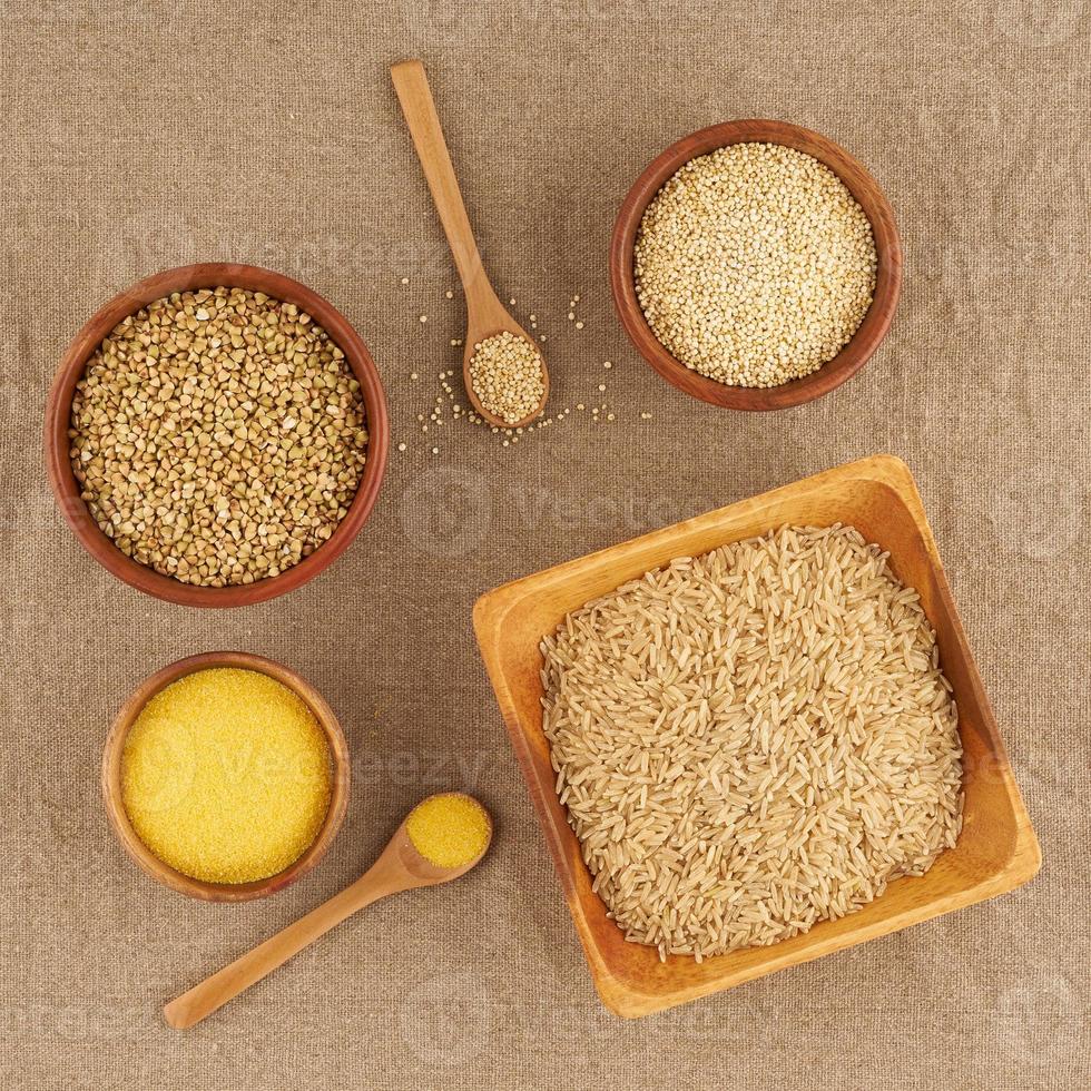 conjunto de cereales para dieta fodmap sin gluten, carbohidratos largos, arroz integral, maíz, quinua, trigo sarraceno verde foto