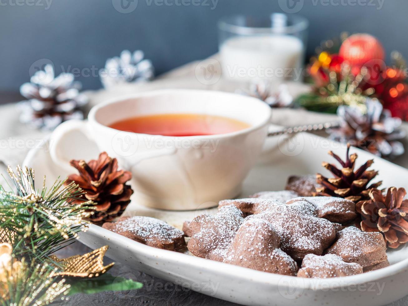 tarjeta de navidad o año nuevo. composición de vacaciones de invierno, vista lateral, enfoque selectivo foto