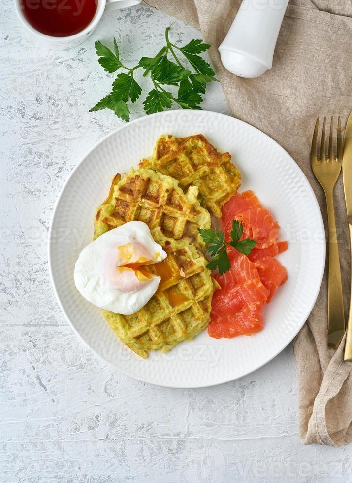 gofres de calabacín con salmón y huevo benedictino, vista superior de la dieta fodmap foto