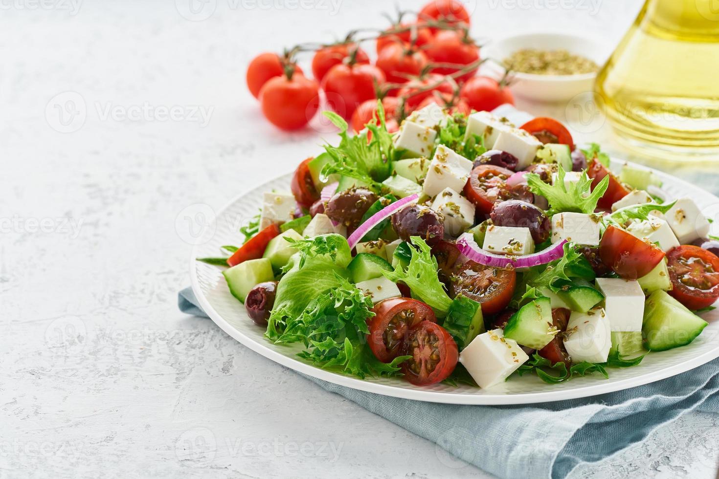 Ensalada griega con queso feta y tomates, comida dietética sobre fondo blanco copia espacio primer plano foto