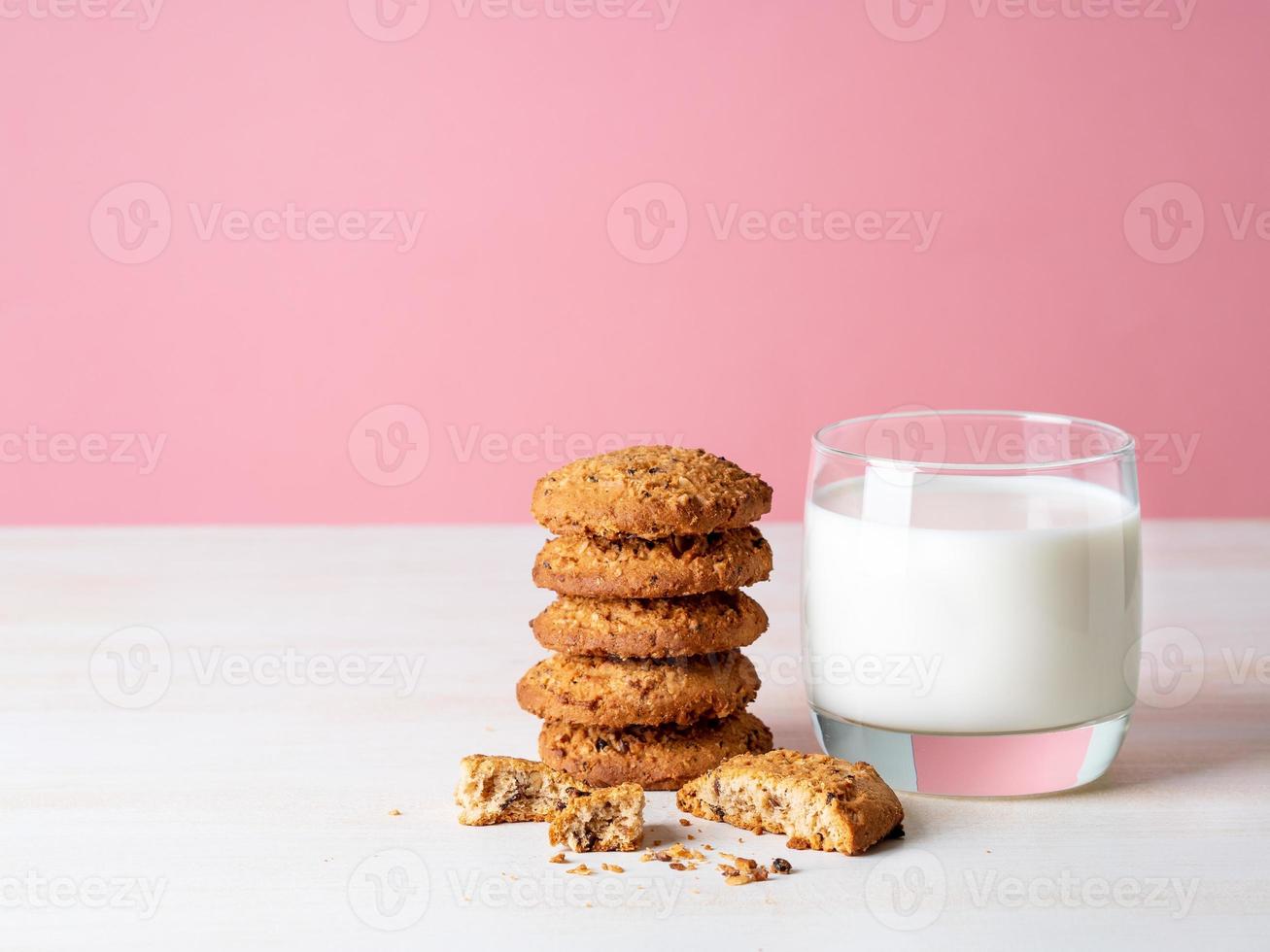 galletas de avena con chocolate y leche foto