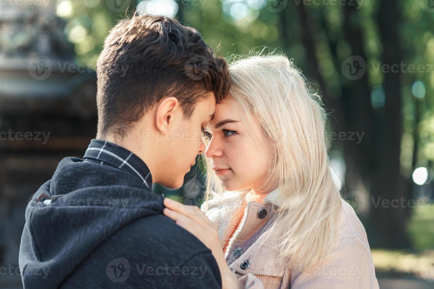 novia y novio se miran en el parque, concepto de amor y felicidad foto