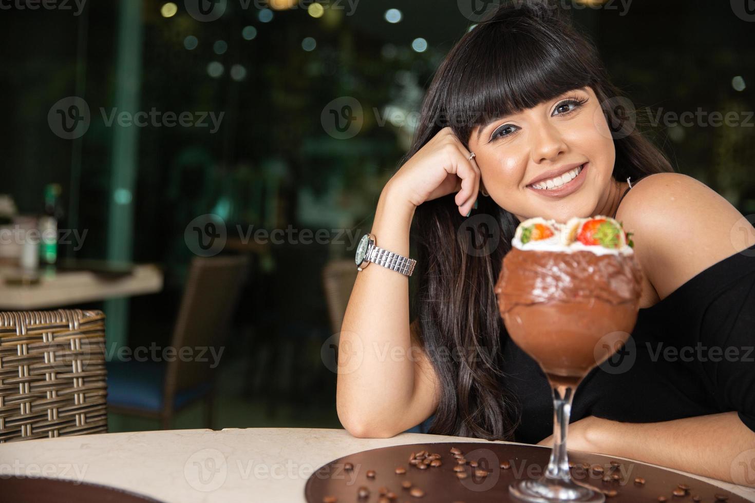 helado blanco mezcla fresa con altas calorías, puede hacerte gordo, enfoque suave, borroso. delicioso helado de vainilla o chocolate con fresa. foto