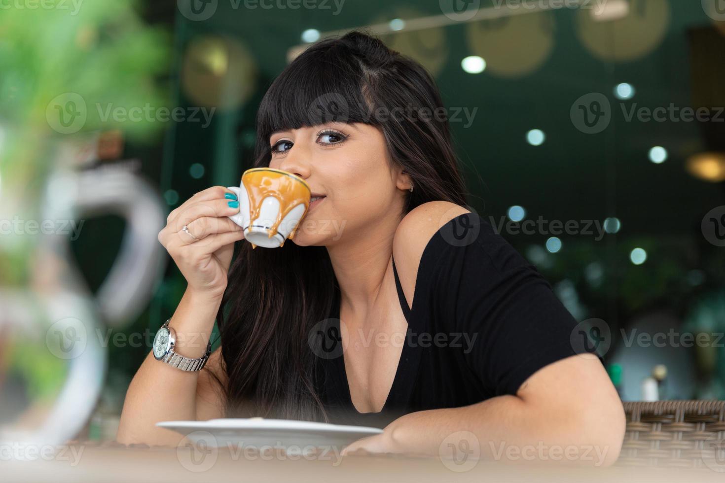 mujer bebiendo mesa de café. mujeres en café. foto