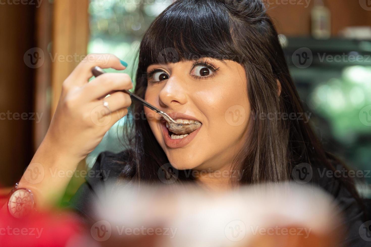 helado blanco mezcla fresa con altas calorías, puede hacerte gordo, enfoque suave, borroso. delicioso helado de vainilla o chocolate con fresa. foto