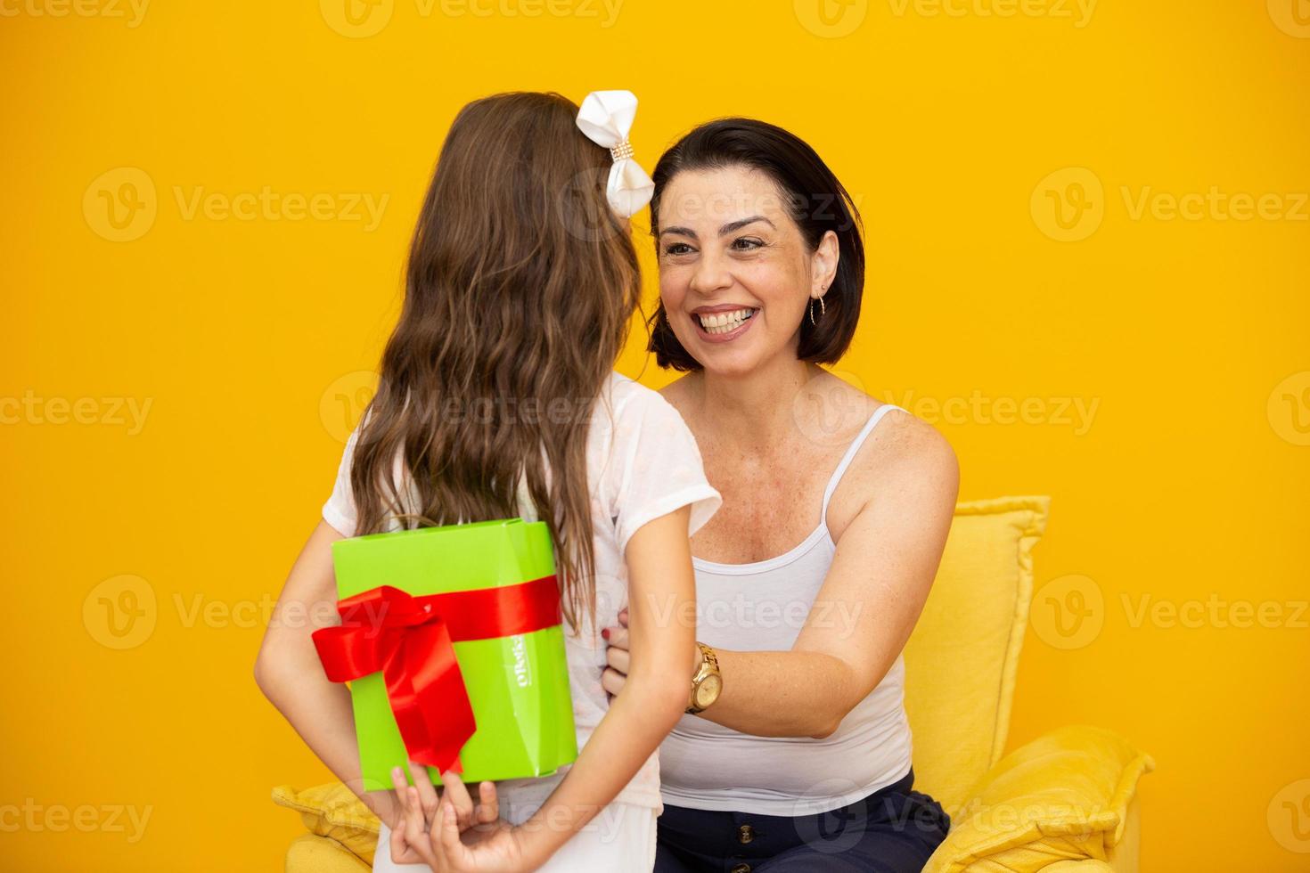 dia de la madre con caja de regalo sorpresa foto