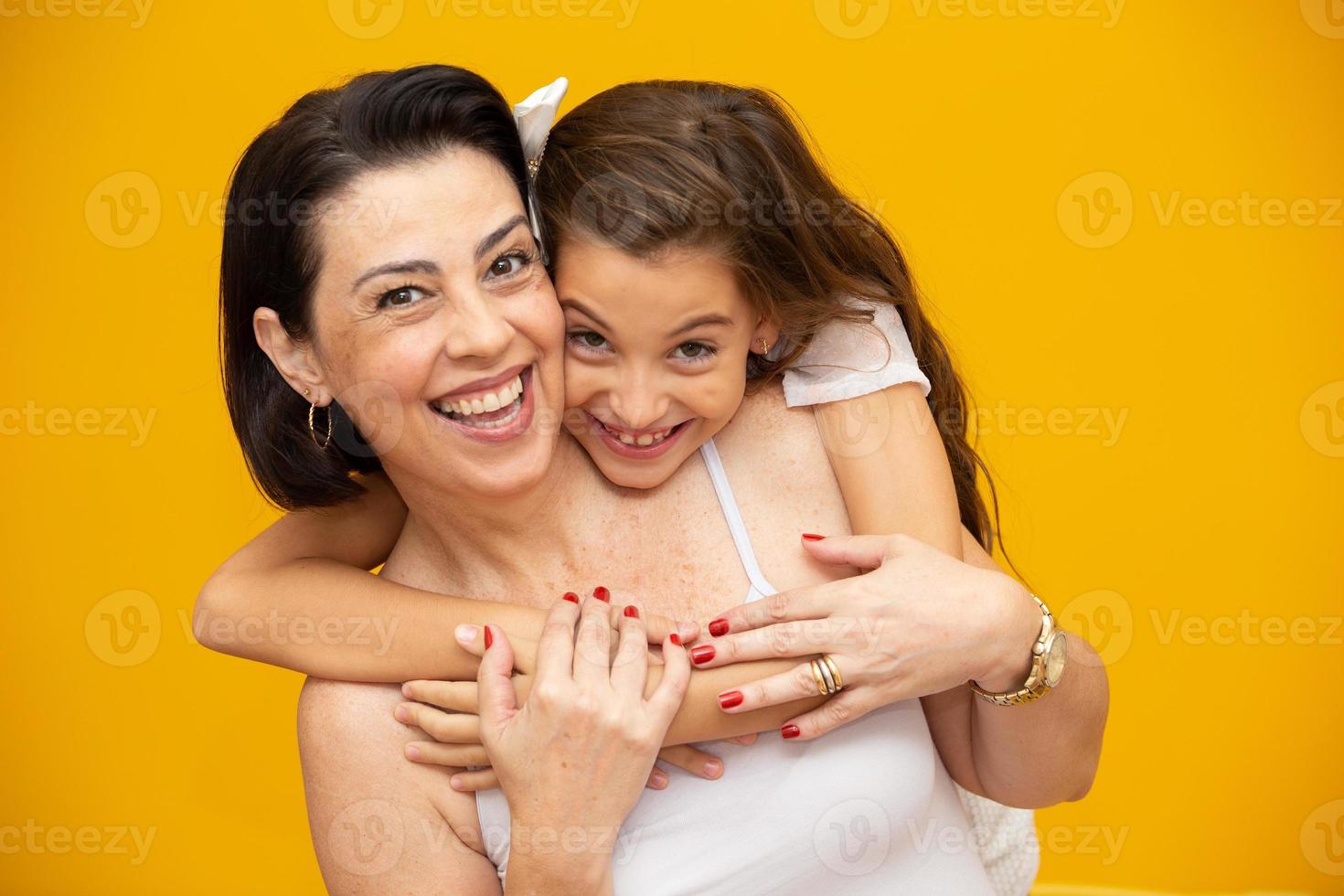 concepto del día de la madre. madre e hija abrazándose foto