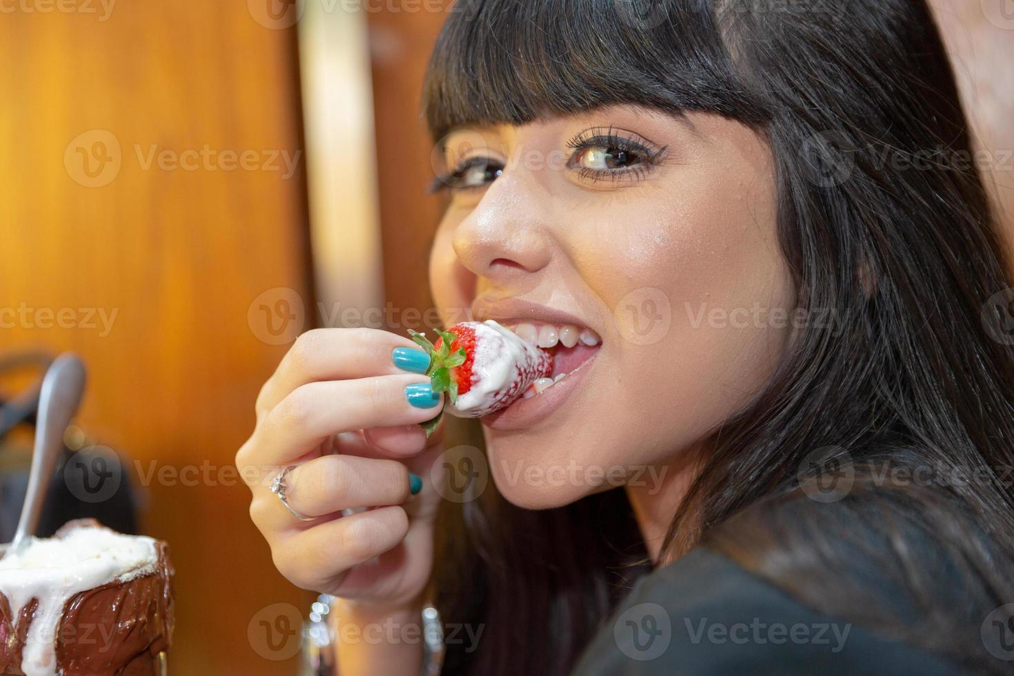 helado blanco mezcla fresa con altas calorías, puede hacerte gordo, enfoque suave, borroso. delicioso helado de vainilla o chocolate con fresa. foto