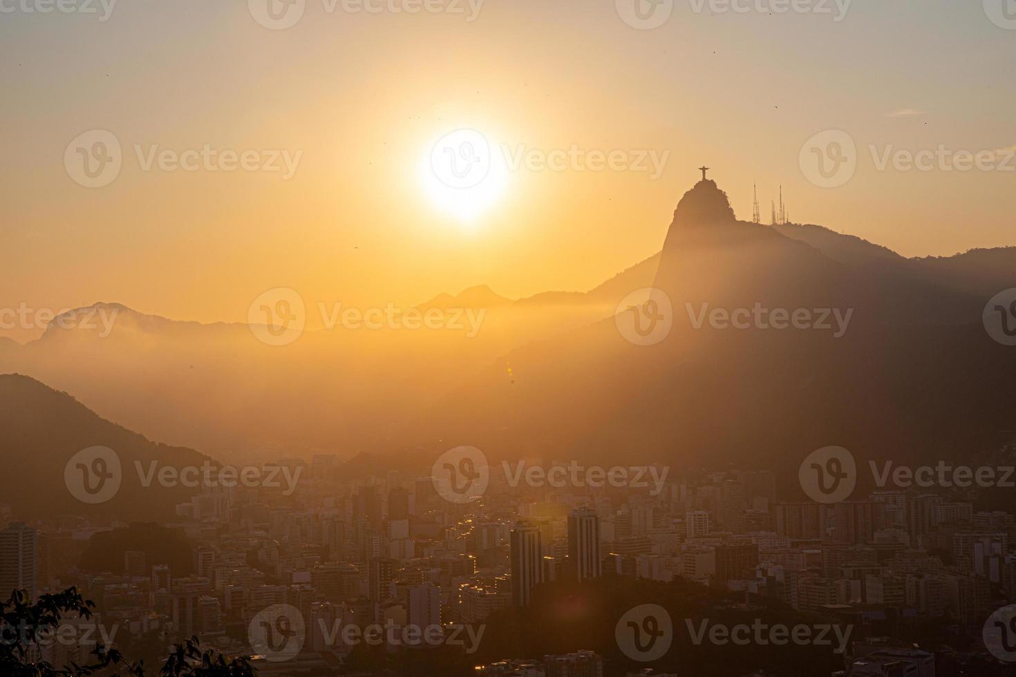 vista del pan de azúcar, el corcovado y la bahía de guanabara, río de janeiro, brasil foto