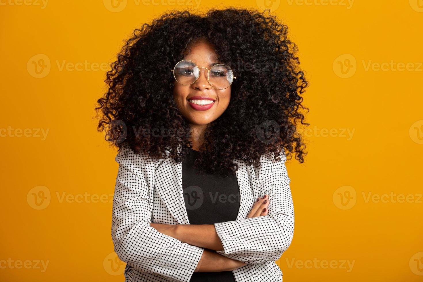 mujer negra de negocios sobre un fondo amarillo foto