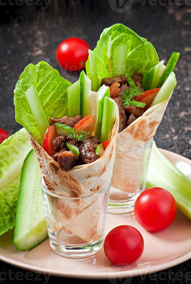 wraps de tortilla con carne y verduras frescas foto