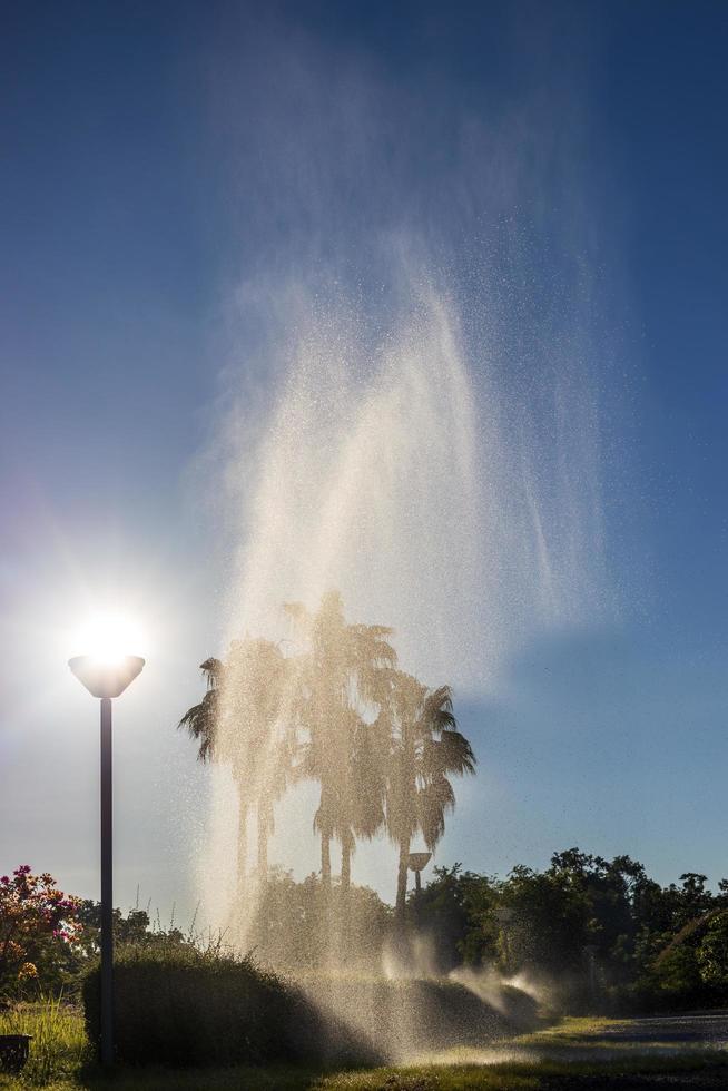 vista de la fuente que se eleva con la luz del sol sobre las linternas. foto