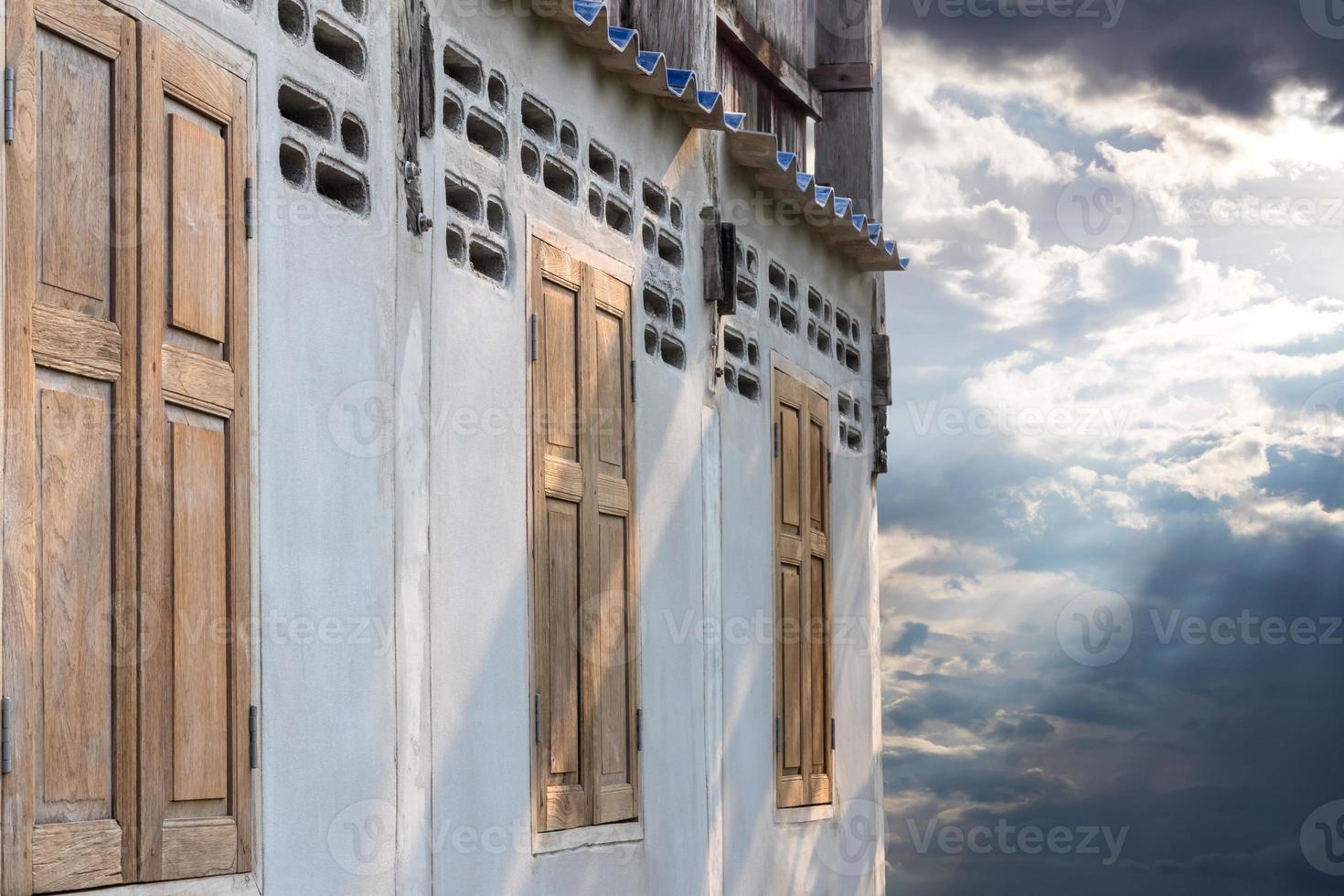 viejas ventanas de madera en paredes de hormigón con luz solar. foto