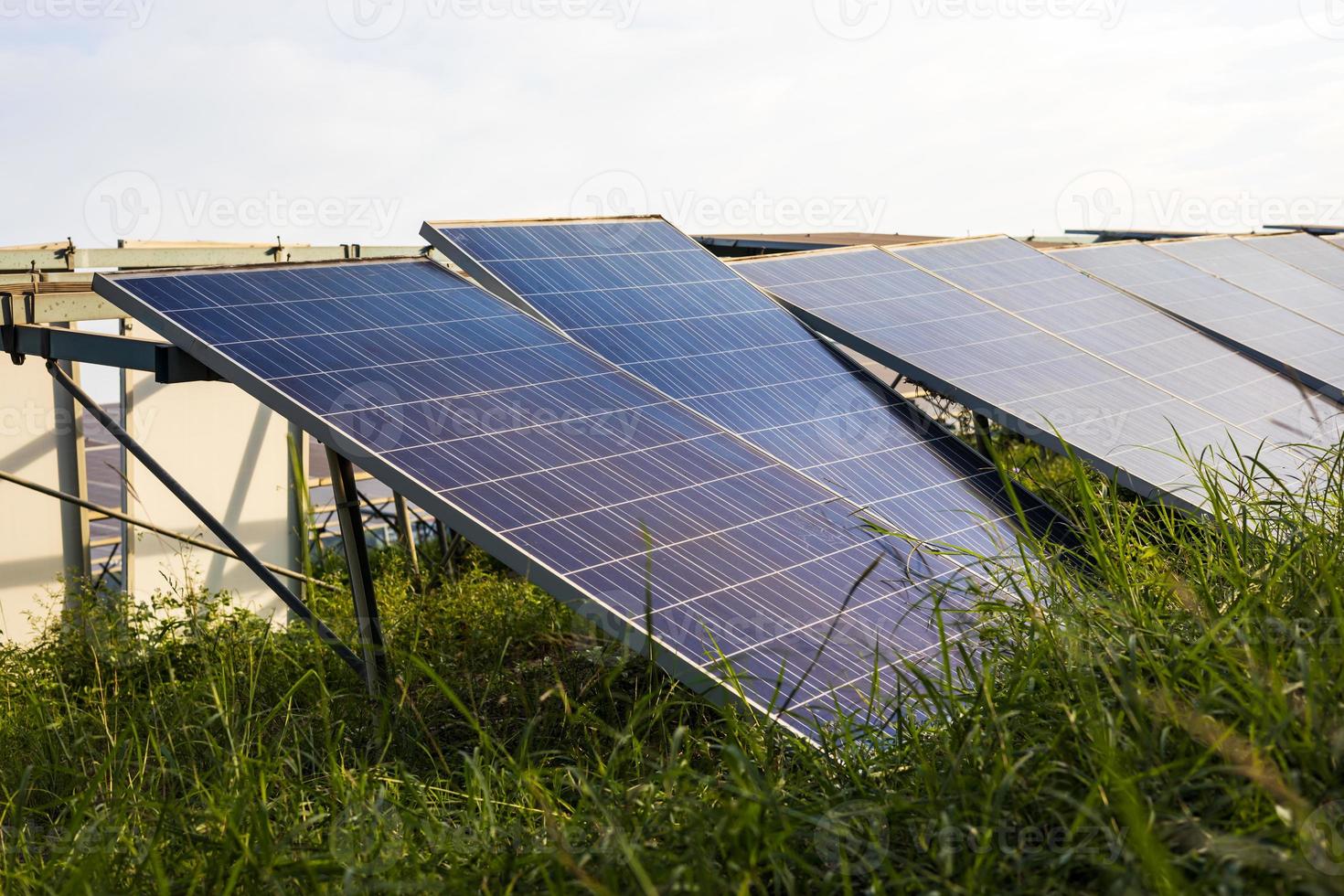 una vista de primer plano de muchas celdas solares antiguas que han estado en uso durante mucho tiempo. foto