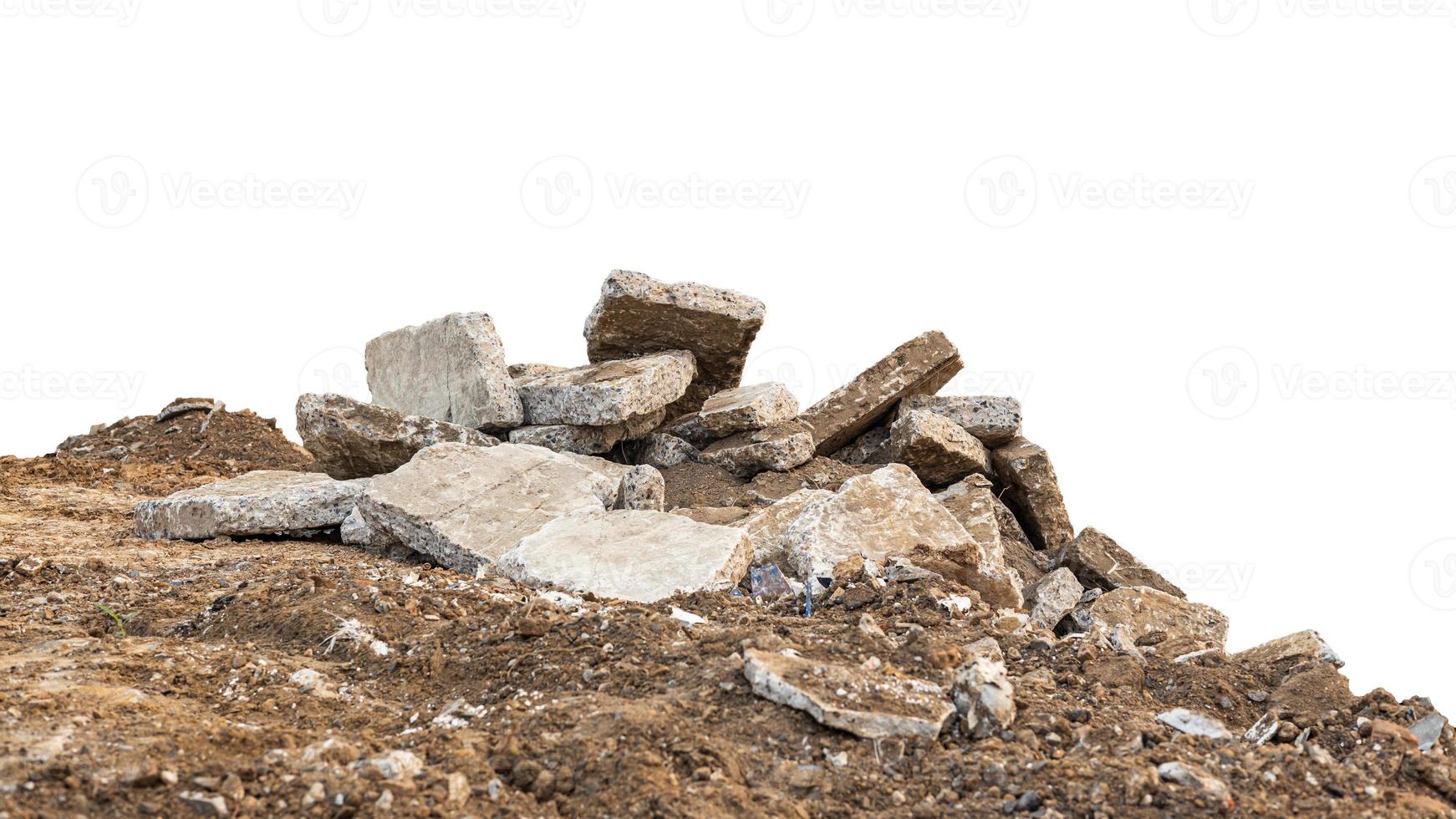 los escombros aislados de vista baja de grandes bloques de hormigón se apilan en los montículos. foto