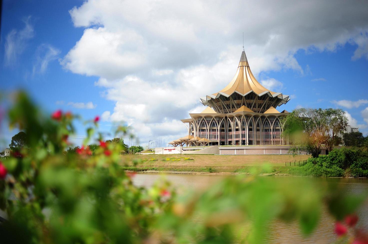 kuching, sarawak, malasia, 2010 - vista asombrosa del nuevo edificio de la asamblea legislativa del estado de sarawak junto al río sarawak en la ciudad de kuching foto