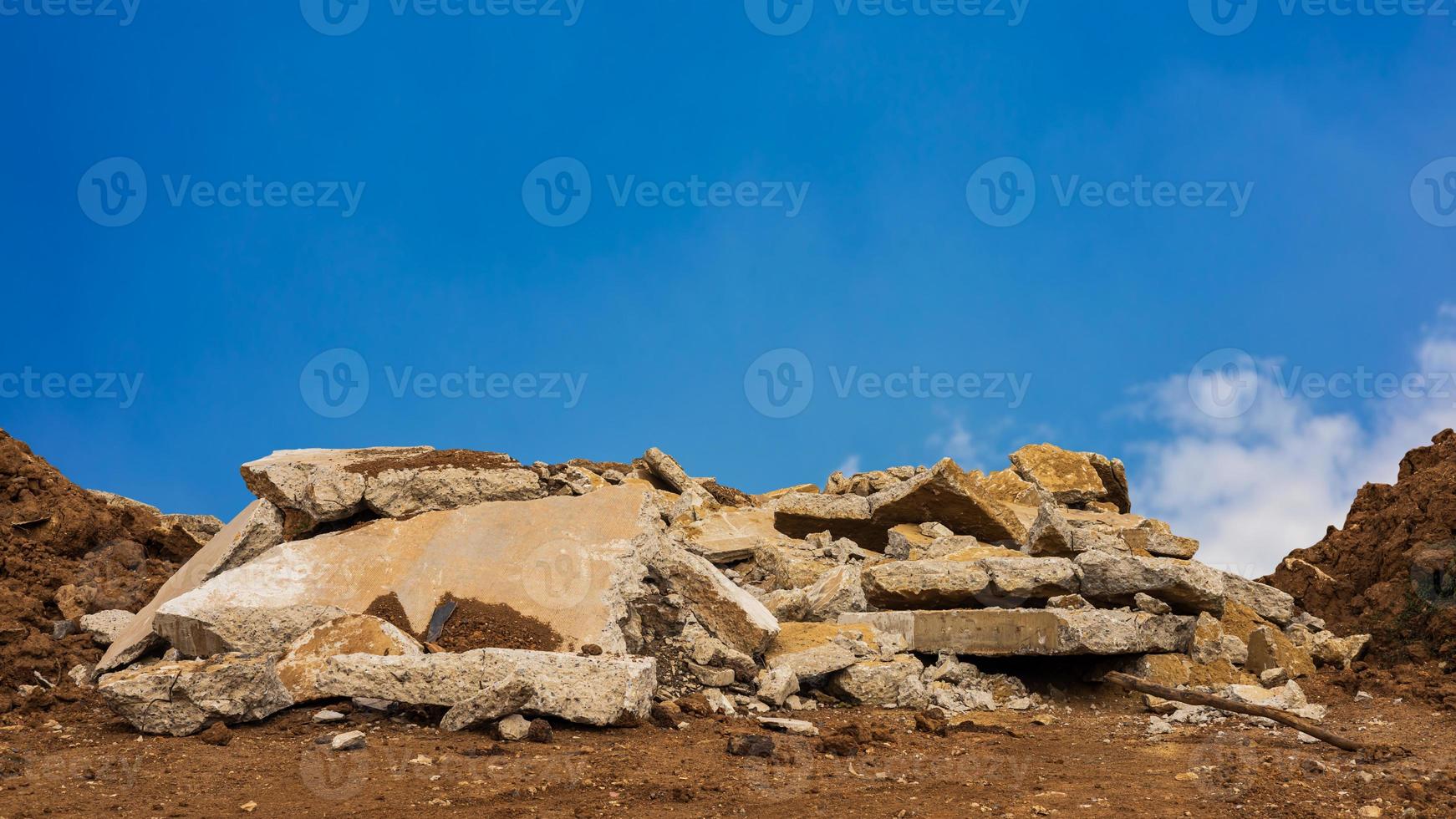 A view of the many old concrete blocks that have been demolished and demolished roads. photo