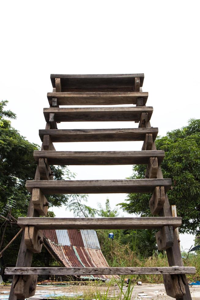 Escaleras de madera casa destrozada. foto