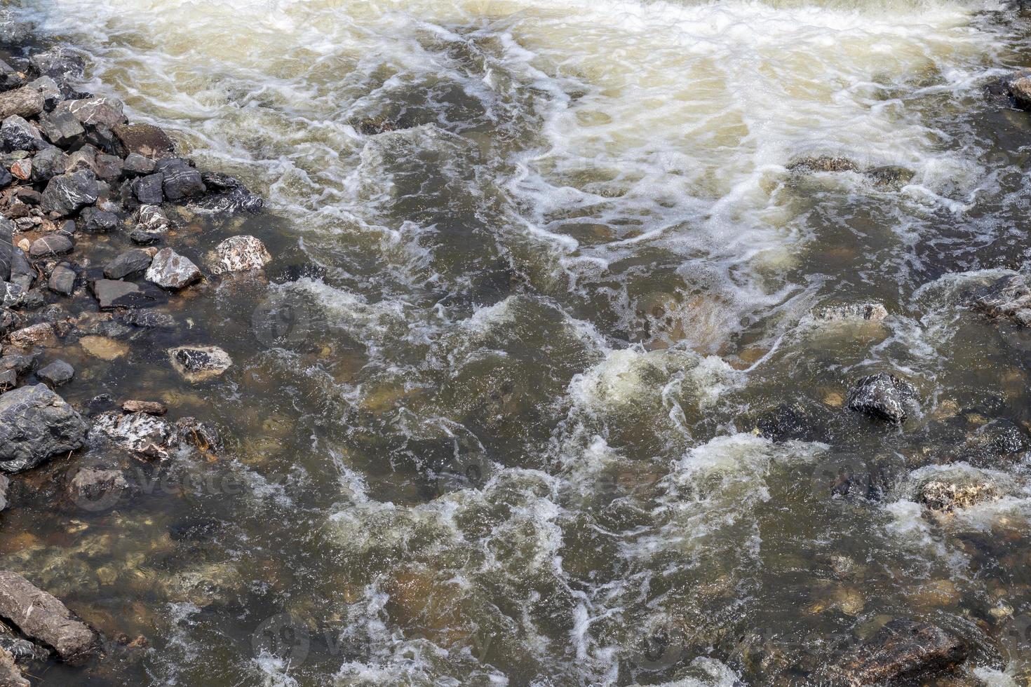 el agua fluye en arroyos con muchas rocas de granito. foto