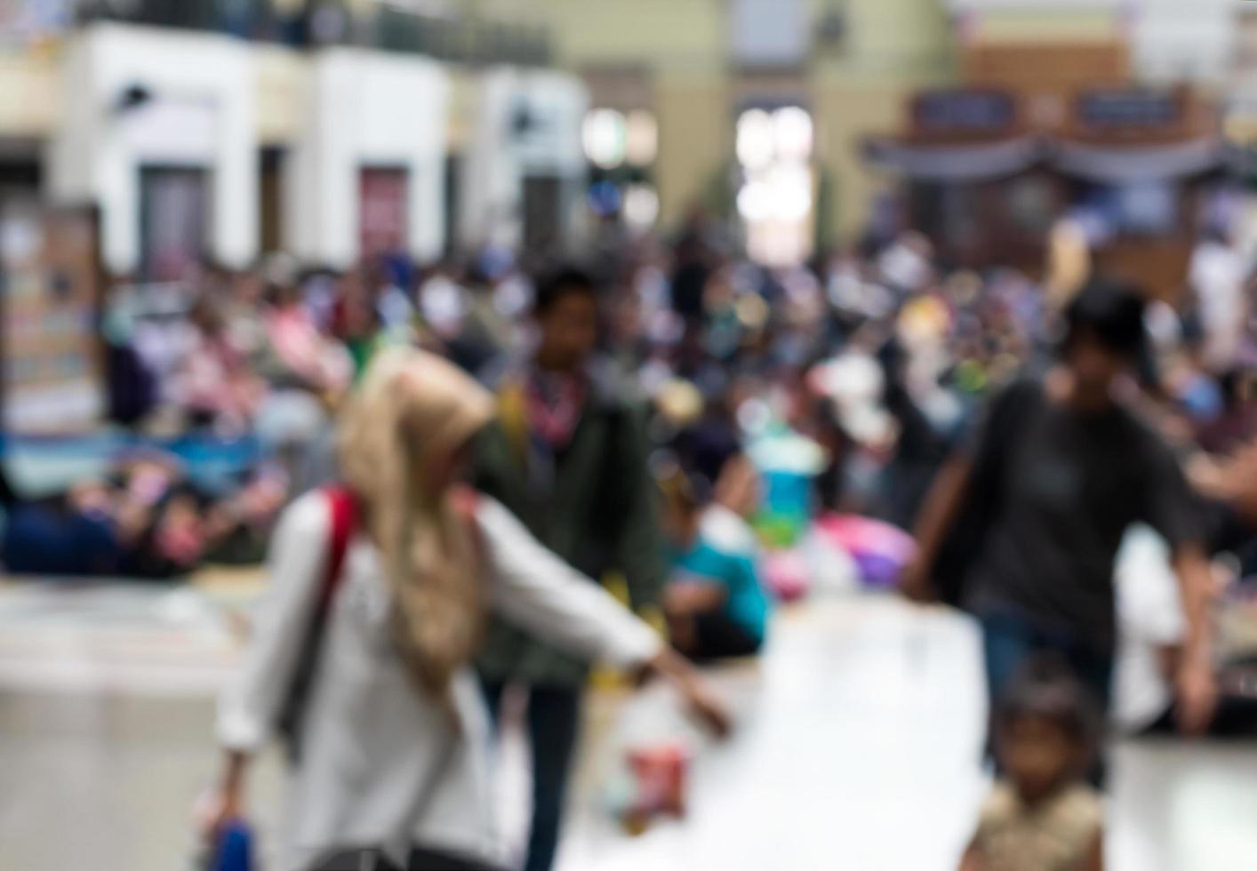 difuminar la multitud que espera la estación de tren. foto