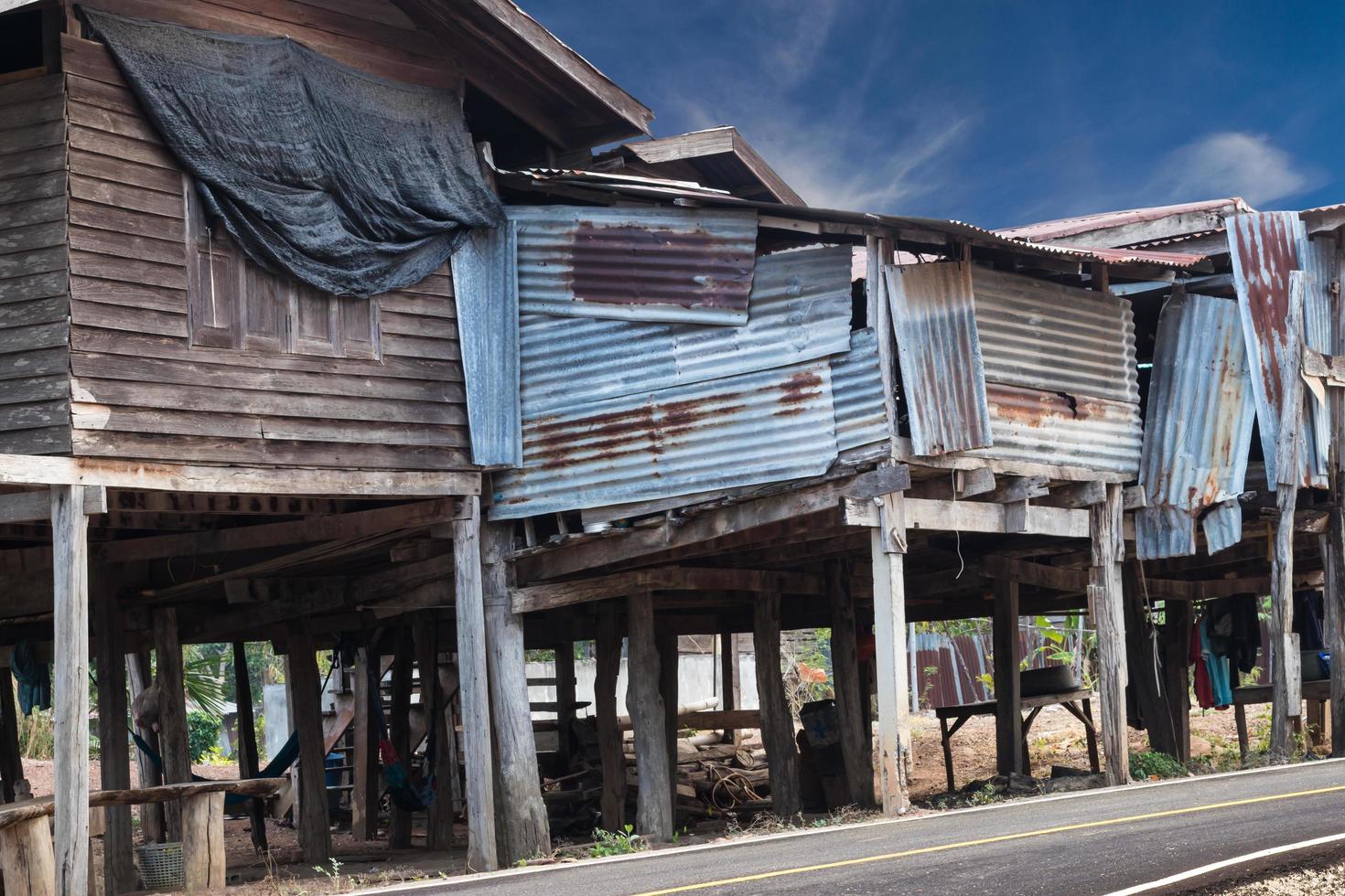 antigua casa de madera, reparación de zinc. foto