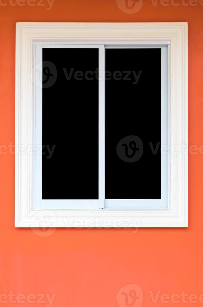 ventana blanca en la pared naranja. foto