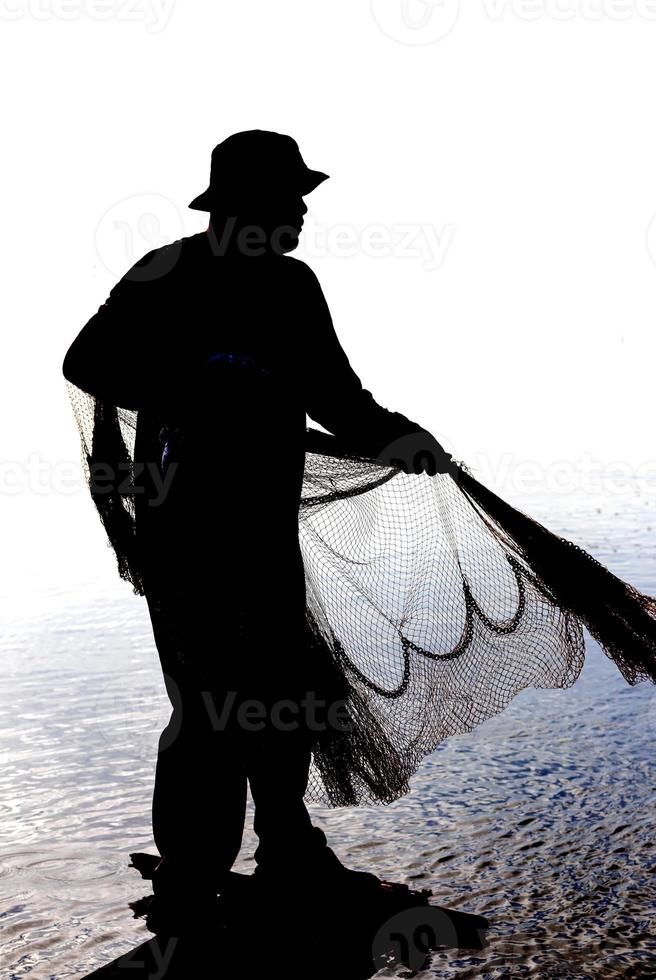 los hombres tailandeses siembran redes de pesca. foto