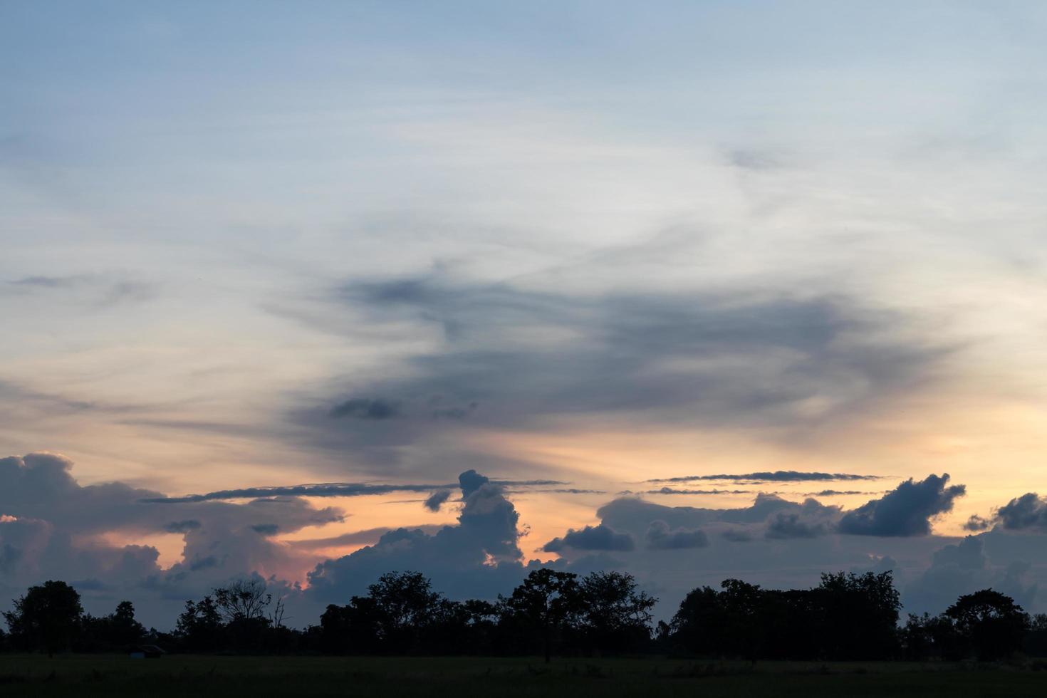 cielo nublado con puesta de sol en la noche. foto