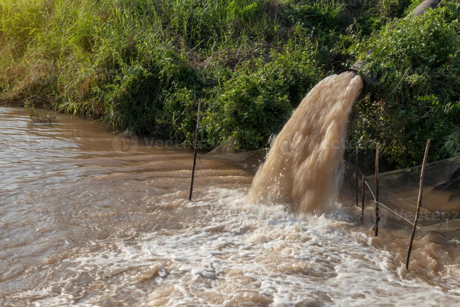 el agua fluye desde la alcantarilla hacia el canal. foto