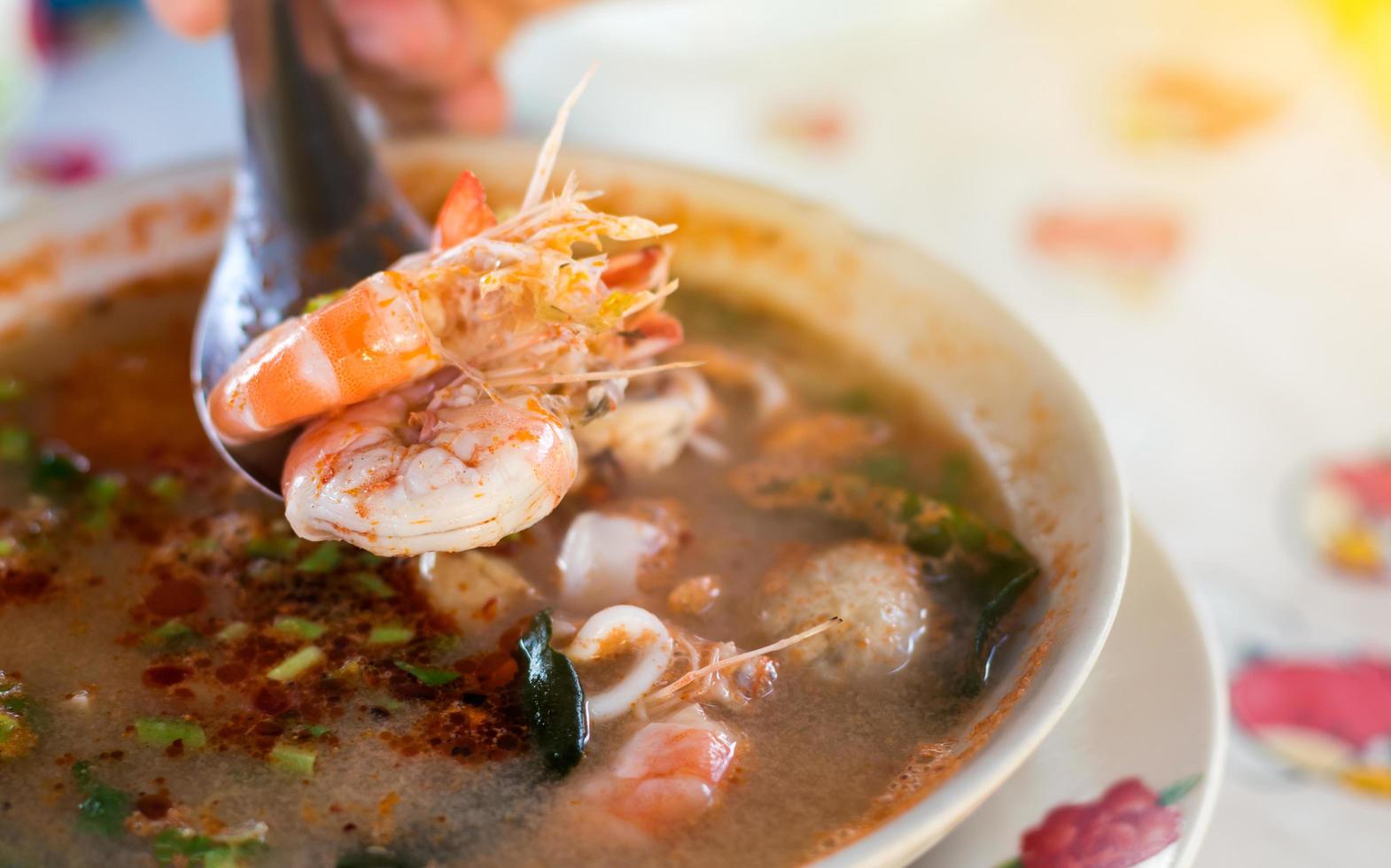 camarones en cuchara con tom yum. foto