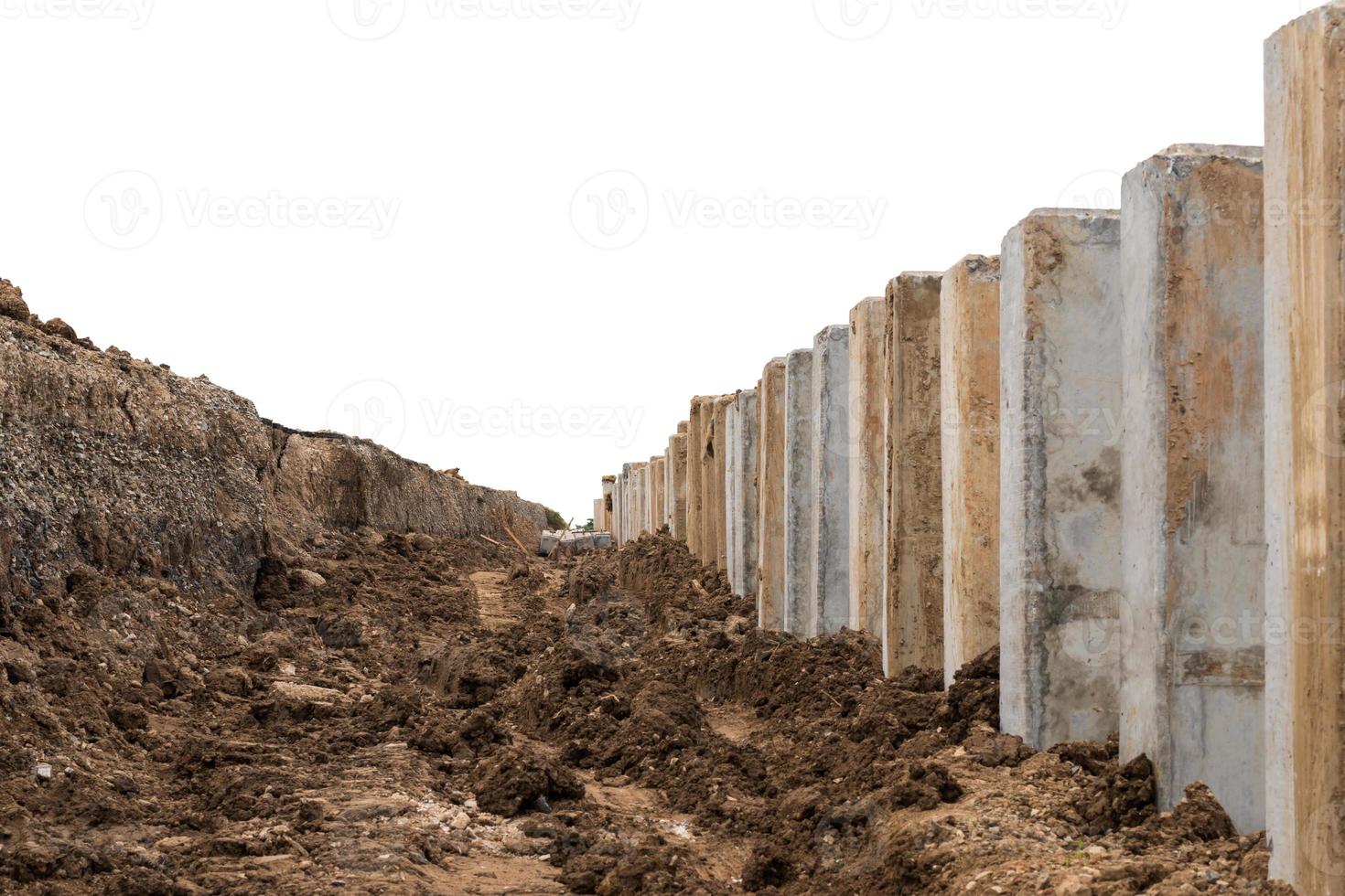 pilares de hormigón, barreras viales erosionadas. foto