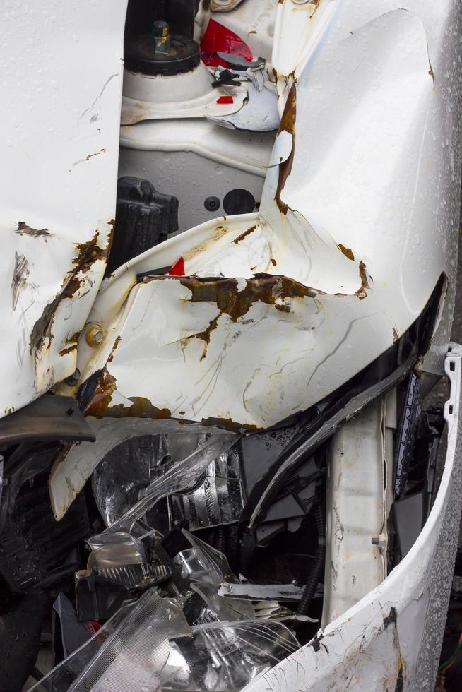 accidente automovilístico blanco de primer plano. foto