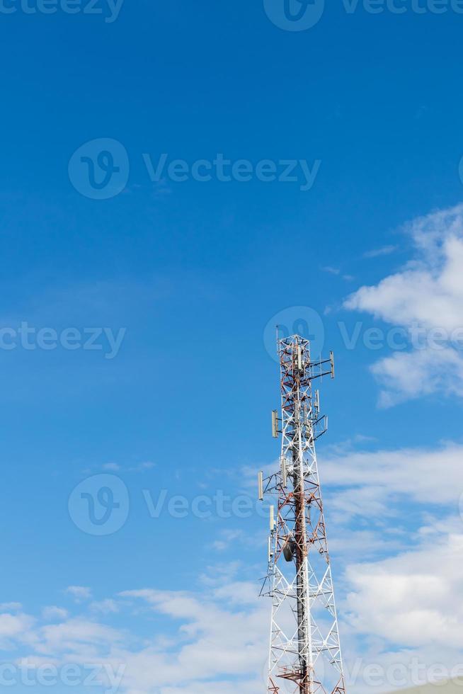 cielo de nubes de mástil de telecomunicaciones. foto
