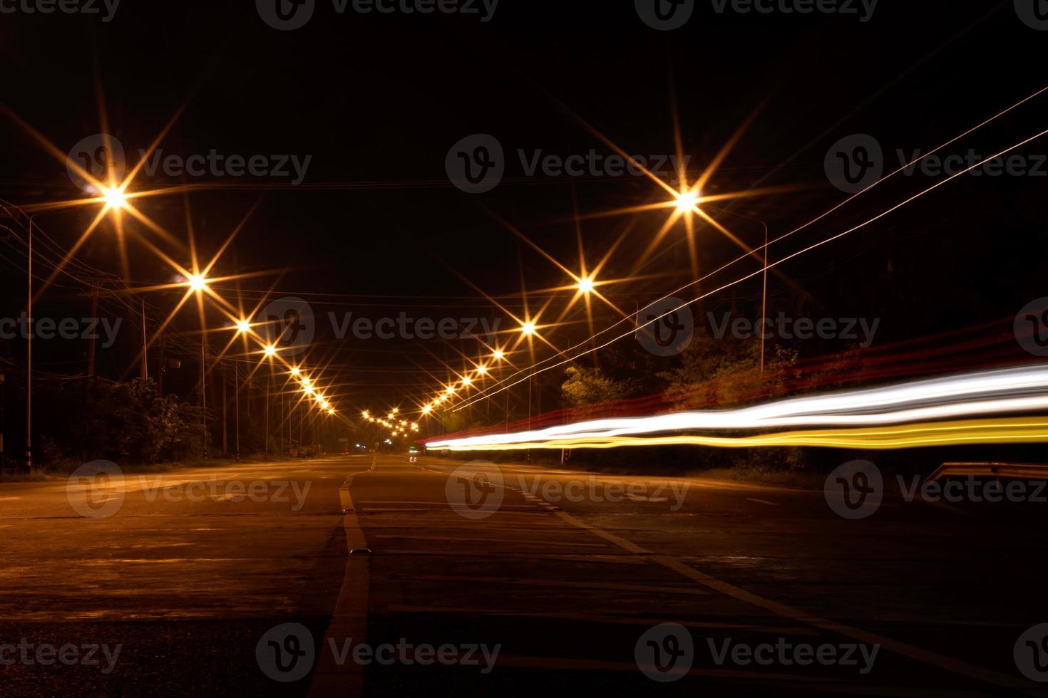 luces, linternas y faros de automóviles en el crepúsculo. foto