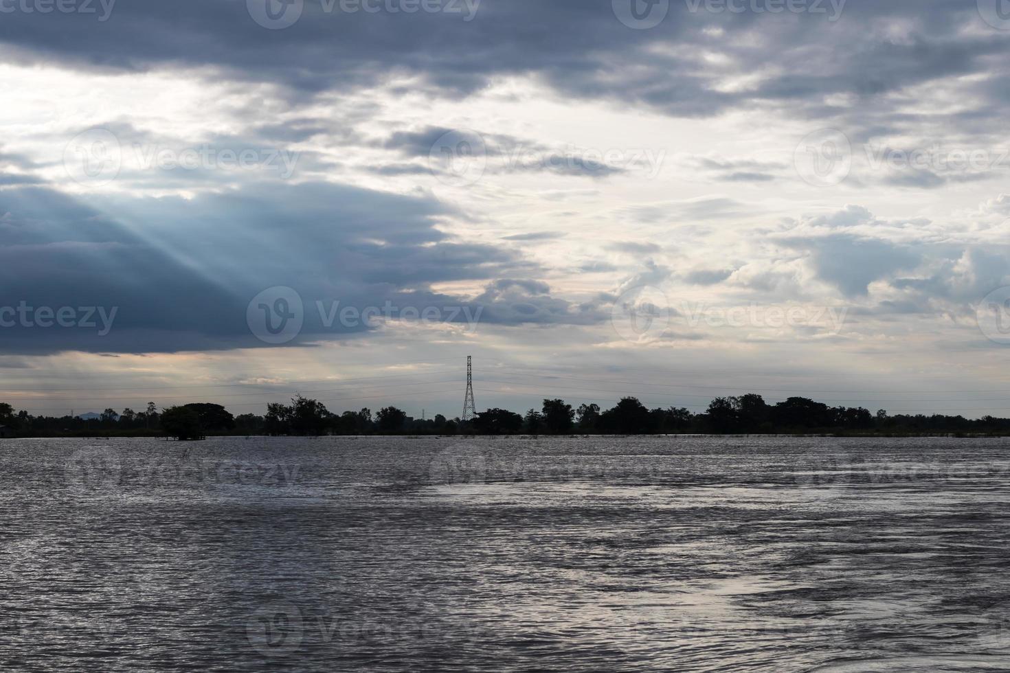 ver el agua con luz a través de las nubes. foto